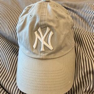 ‘47 Light Gray Yankees Cap with White Logo
